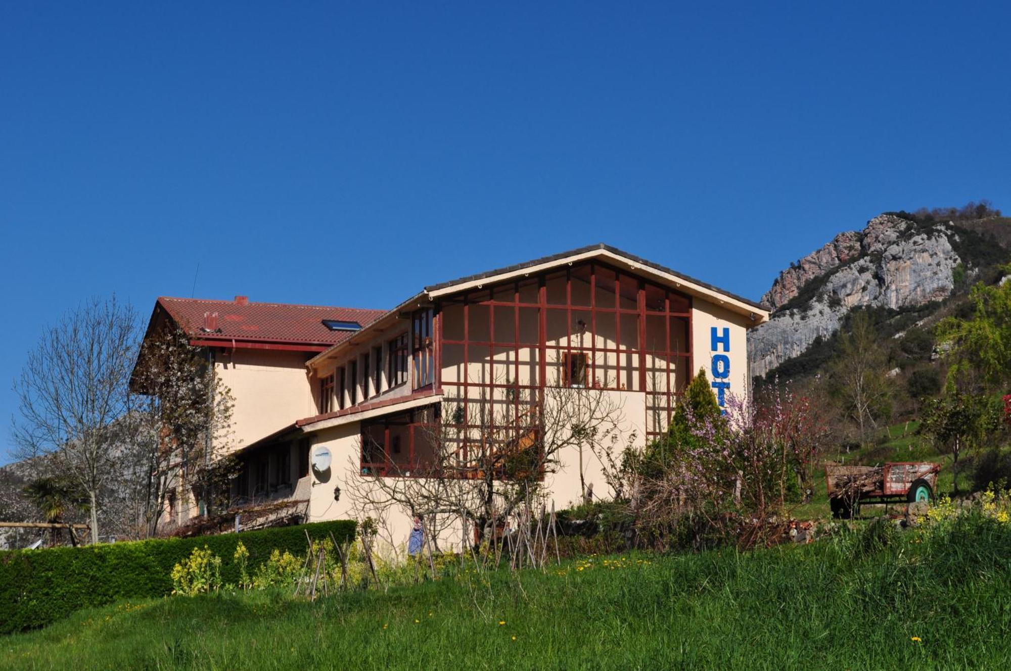 Hotel Torrecerredo อาเรนัส เด กาบราเลส ภายนอก รูปภาพ